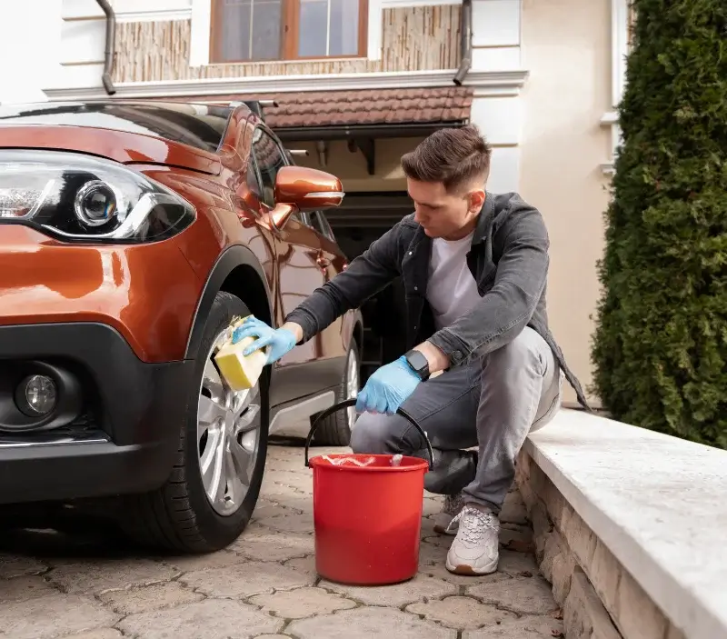 Lavage auto à domicile Saint-Denis-le-Gast : professionnel intervenant sur un véhicule